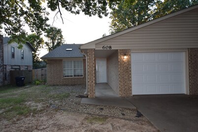 New Listing!! 2 Bed 2 Bath Duplex Retreat Pet Friendly!