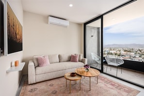 Departamento, varias camas, balcón, vista a la ciudad (Ocean's Point by Baja Toms) | Área de sala de estar | Televisión de pantalla plana de 42 pulgadas con canales digitales