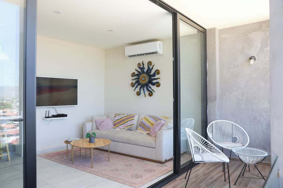 Departamento, varias camas, balcón, vista a la ciudad (Ocean's Point by Baja Toms) | Área de sala de estar | Televisión de pantalla plana de 42 pulgadas con canales digitales 