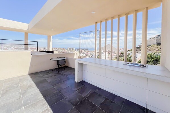 Departamento, varias camas, balcón, vista a la ciudad (Ocean's Point by Baja Toms) | Terraza o patio