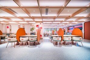 A modern dining area with booths and tables, featuring a clean, geometric ceiling design and a bright, well-lit environment. - Orange Hotel Guangzhou Yuexiu Park (Guangzhou)