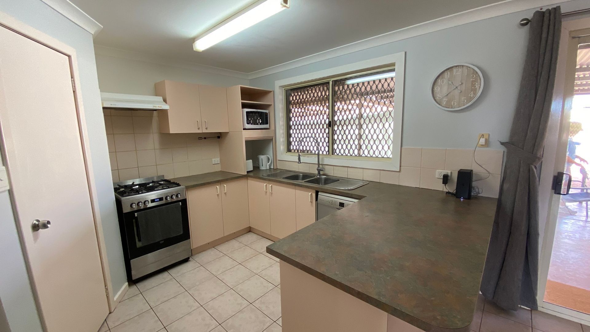 Refrigerador, microondas, horno, tostadora