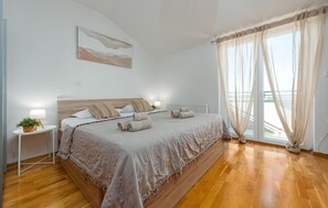 4 bedrooms, travel crib, free WiFi