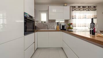 Fridge, oven, stovetop, dishwasher