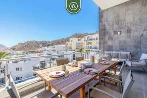 Departamento, varias camas, balcón, vista al océano (San Charbel PH 401) | Restaurante al aire libre