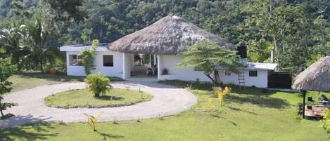 Vista frontal de la propiedad