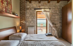 3 habitaciones, tabla de planchar con plancha y cuna de viaje