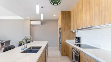 Apartamento, várias camas, sacada, vista para a cidade (Torre Maria 101) | Cozinha privada | Cafeteira/chaleira, mesas de jantar