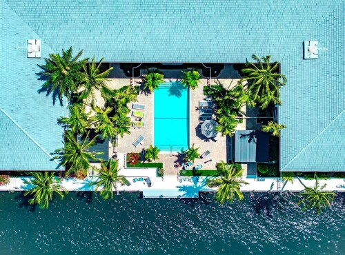 Boca Waterfront Oasis: Walk to Beach + Pool, Hot Tub, Gym