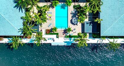 Boca Waterfront Oasis: Walk to Beach + Pool, Hot Tub, Gym