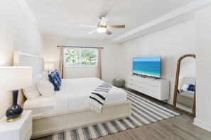 2 bedrooms, iron/ironing board, travel cot, free WiFi - Boca Waterfront Oasis: Walk to Beach + Pool, Hot Tub, Gym (Boca Raton)
