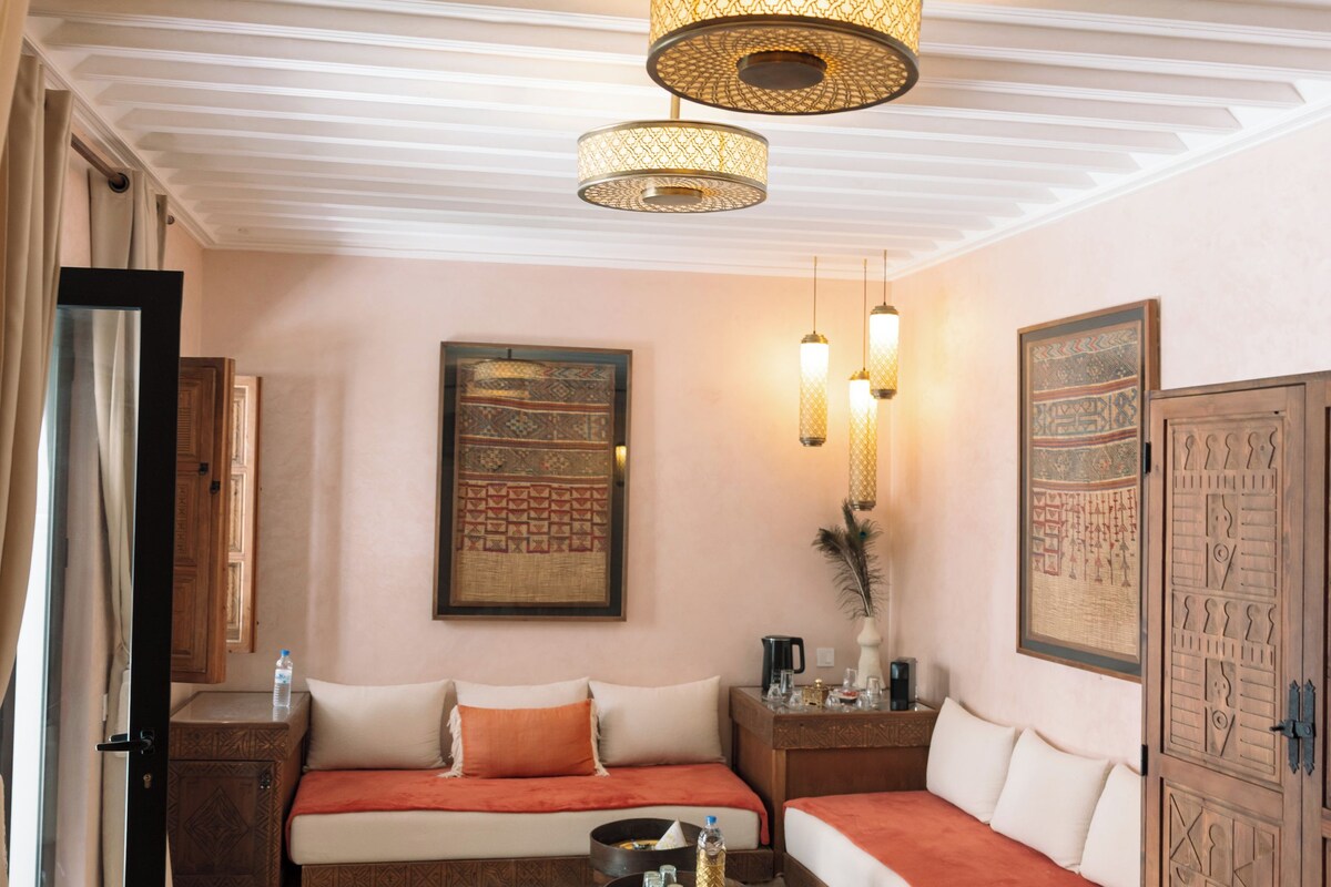 Un accogliente soggiorno con divano, tavolino e lampade decorative.