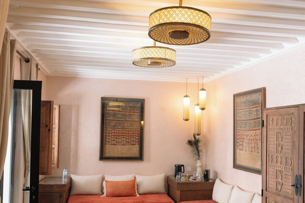 Ein gemütliches Wohnzimmer mit einer Couch, einem Couchtisch und dekorativen Lampen.
