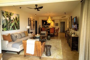 公寓, 多张床, 露台, 海洋景观 (Tortuga Bay TBB 2102) | 起居区 | 42-英寸纯平电视（配备数码频道）