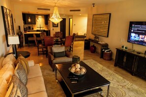 Apartamento, varias camas, patio, vistas al mar (Tortuga Bay TBB 2102) | Zona de estar | Televisión de pantalla plana de 42 pulgadas con canales digitales