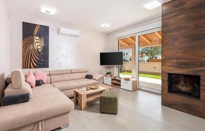 Smart TV, futbolito, mesa de ping pong