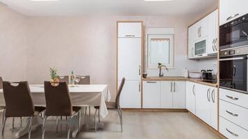 ثلاجة، فرن، غسالة أطباق، ماكينة لصنع القهوة/الشاي