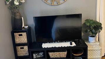 3 slaapkamers, een strijkplank/strijkijzer, reisbedje, gratis wifi