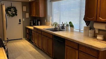 Kjøleskap, mikrobølgeovn, ovn og kokeplater