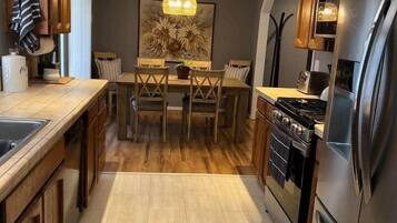 Een koelkast, een microgolfoven, een oven, een kookplaat