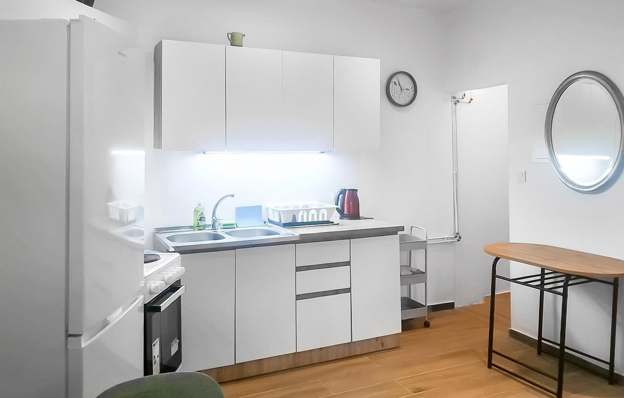 Fridge, oven, stovetop