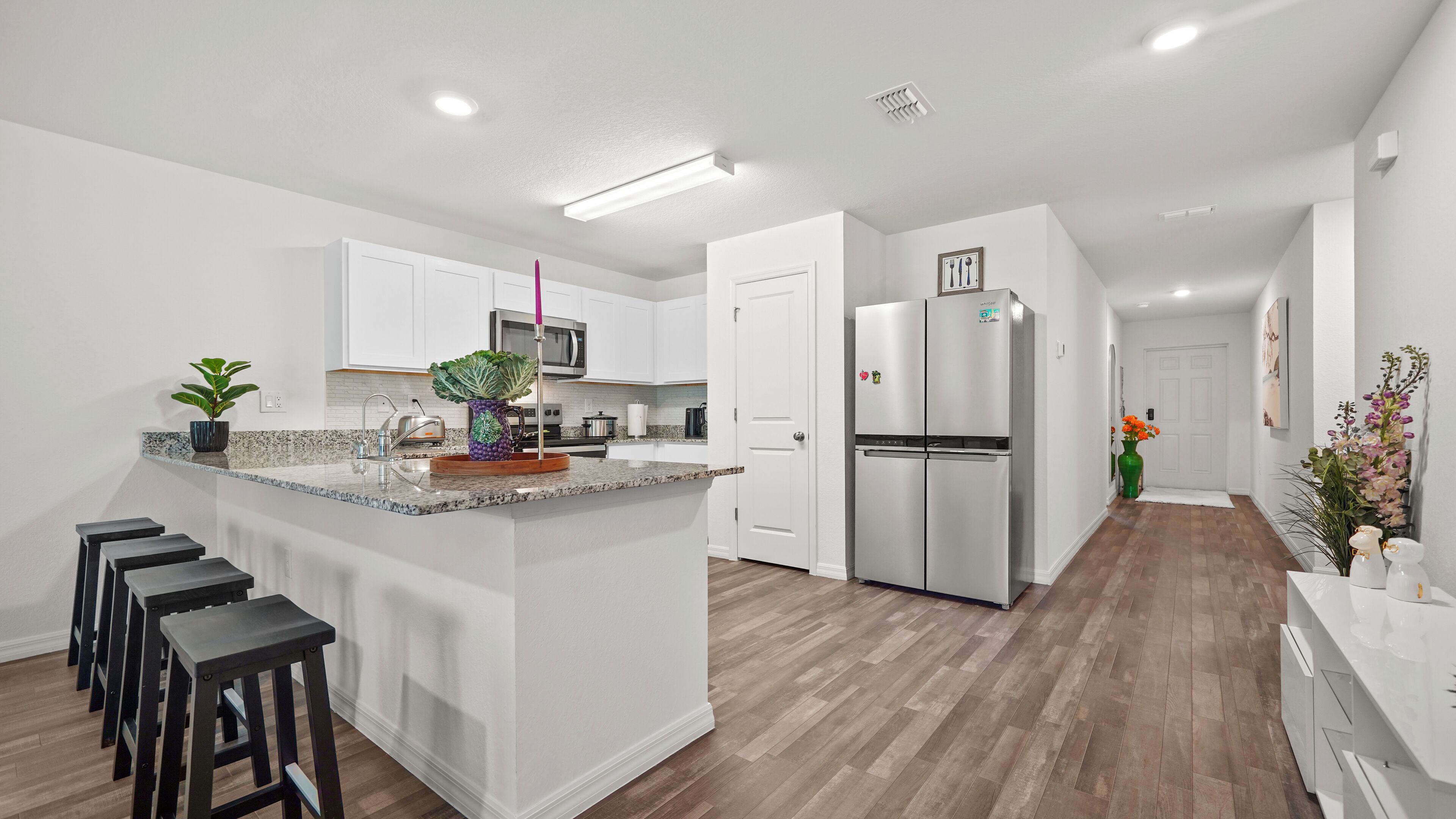 Réfrigérateur, micro-ondes, four, plaque de cuisson