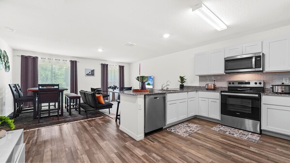 冷蔵庫、電子レンジ、オーブン、コンロ