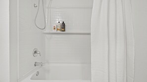 Haartrockner, Handtücher, Seife, Shampoo