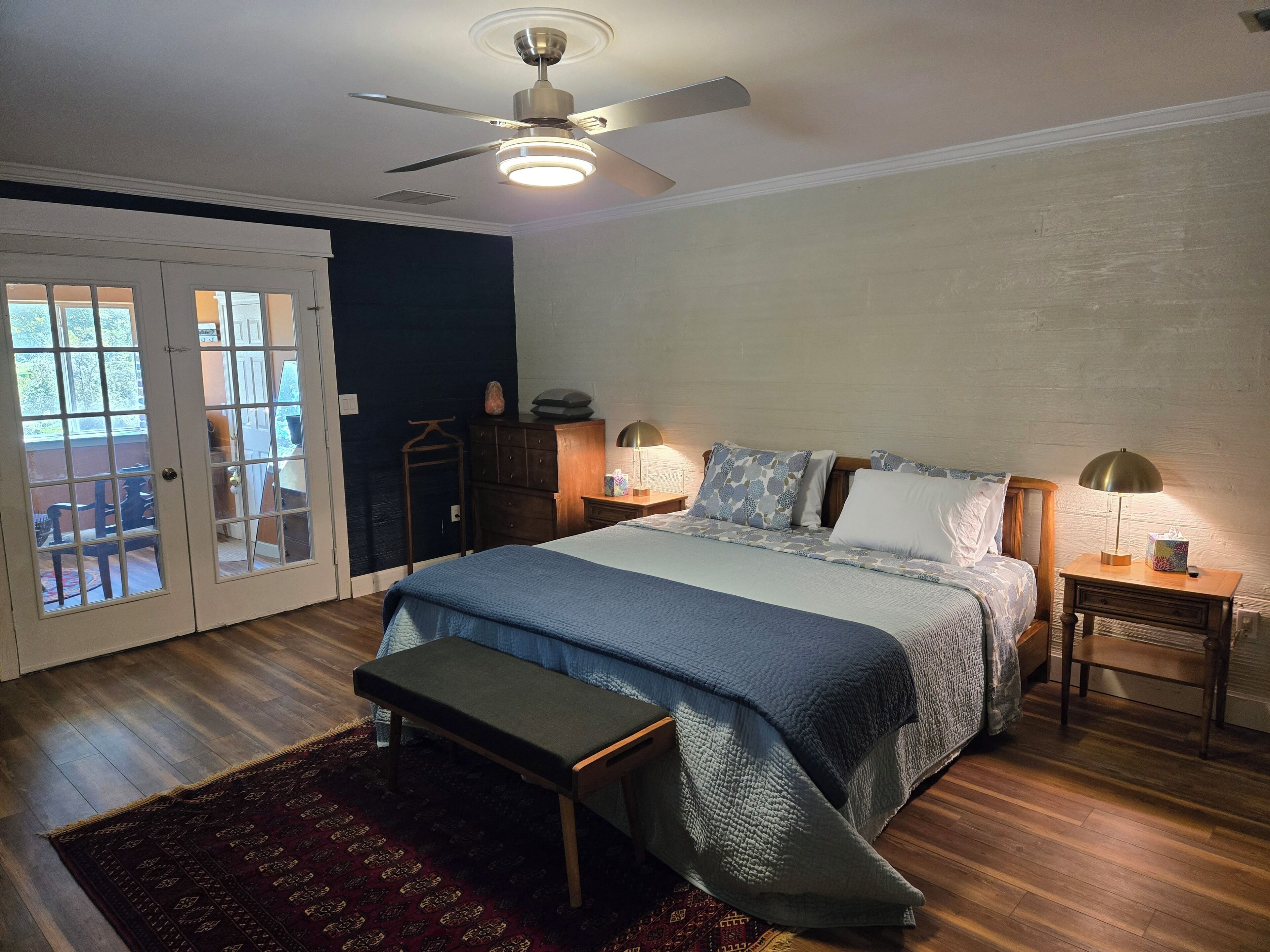 5 bedrooms, iron/ironing board, WiFi, bed sheets