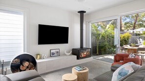 Smart TV y chimenea