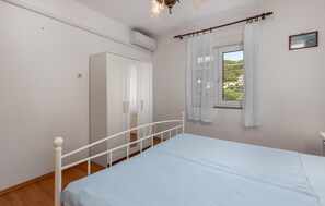 3 bedrooms, iron/ironing board, free WiFi