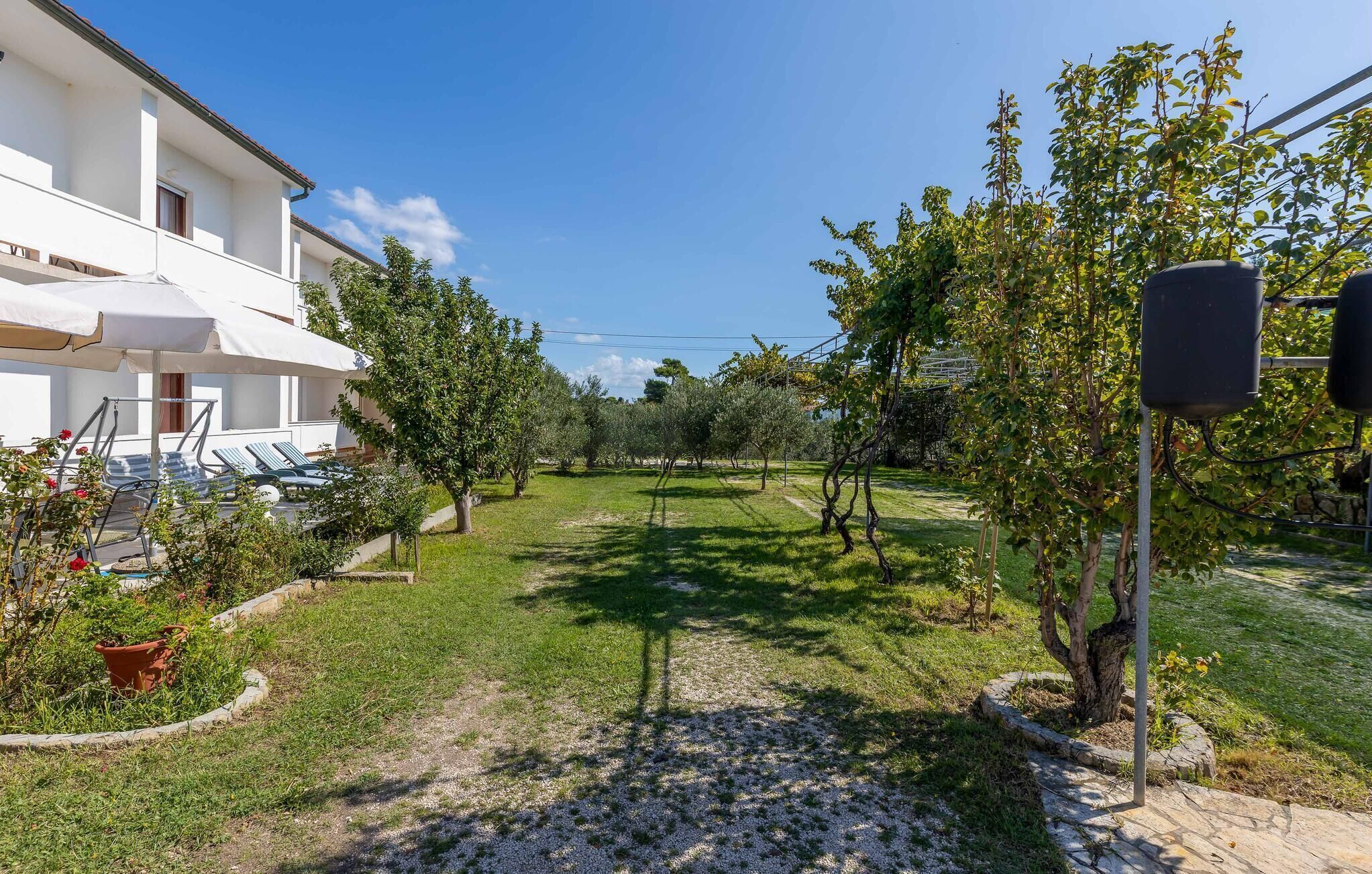 Une villa dotée d’un jardin, d’un espace extérieur aménagé et offrant une vue sur les environs.