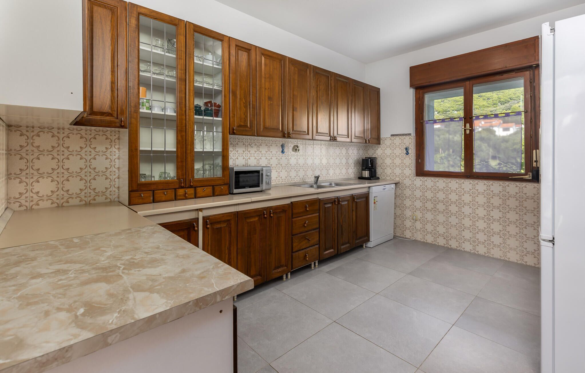 Kühlschrank, Ofen, Herdplatte, Wasserkocher mit Kaffee-/Teezubehör