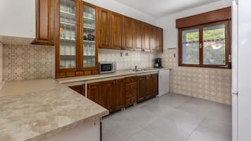 Réfrigérateur, four, plaque de cuisson, cafetiÚre/bouilloire