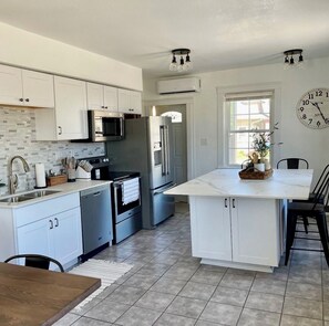 Fridge, microwave, oven, stovetop - Copper Roof Cottage (Prairie du Chien)