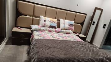 3 bedrooms, desk, iron/ironing board, free WiFi