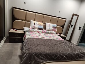 3 habitaciones, escritorio, tabla de planchar con plancha y wifi gratis 