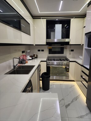 Fridge, microwave, oven, stovetop - Stylish apartment in New Administrative Capital. كمبوند المقصد العاصمة الادارية (العاصمة الادارية)