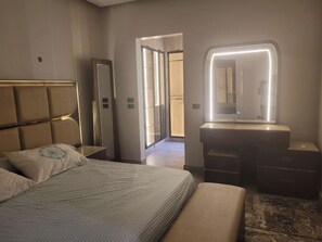 3 bedrooms, desk, iron/ironing board, free WiFi