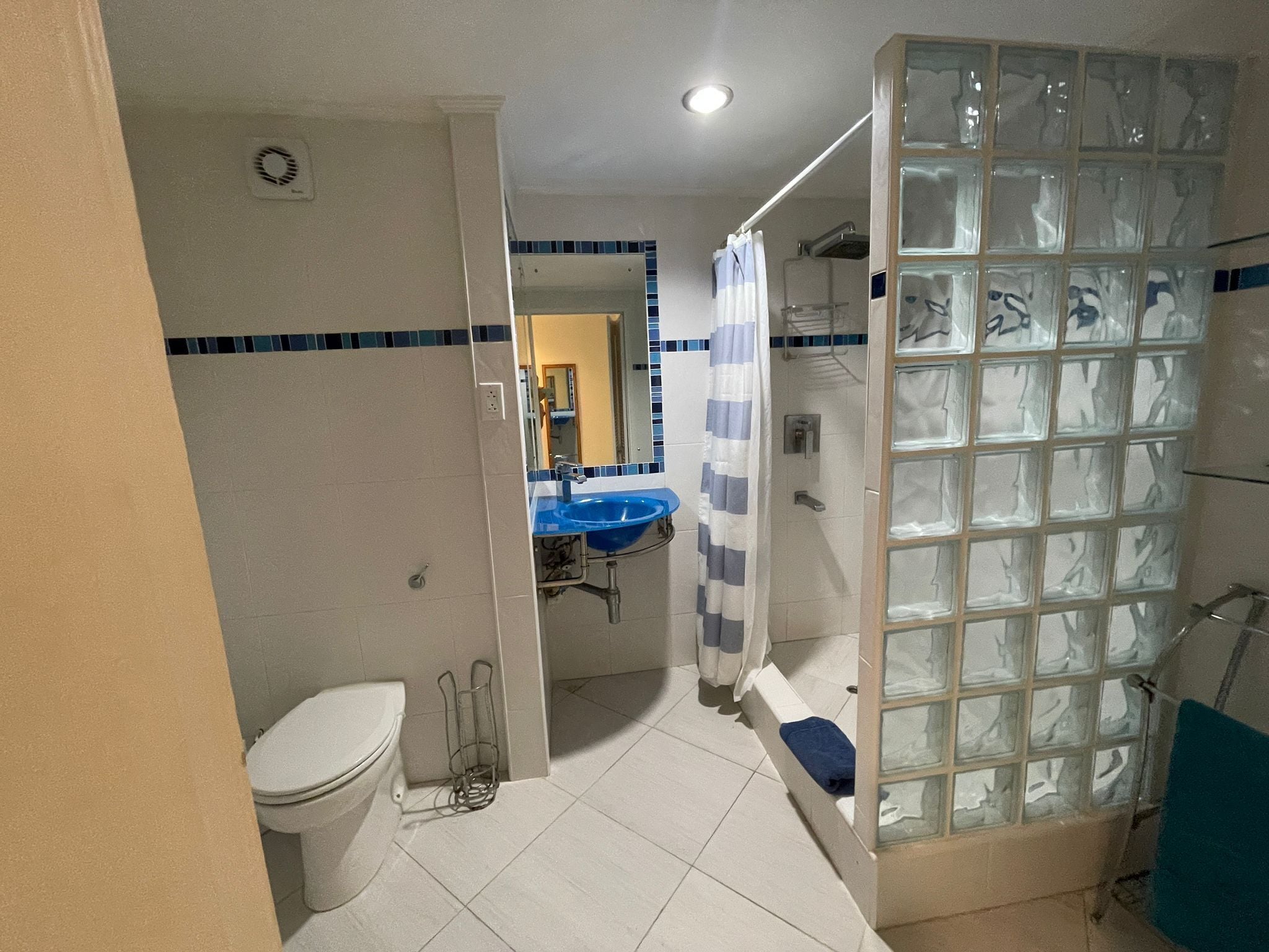 Suihku, hiustenkuivaaja, pyyhkeet, saippua