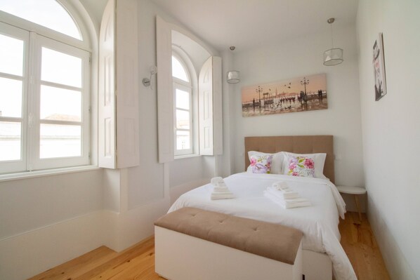 1 chambre, fer et planche à repasser, lit de bébé portatif