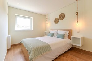 2 bedrooms, iron/ironing board, internet, bed sheets