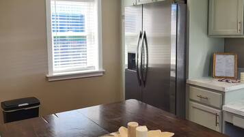 Microondas, horno, placa de cocina y lavavajillas