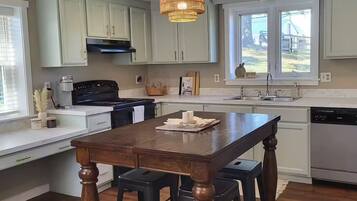 Microondas, horno, parrilla de estufa y lavavajillas