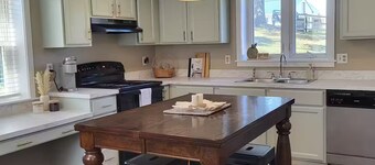 Welcoming 2-bedroom re done Spring House on a peaceful farm setting in Bernville