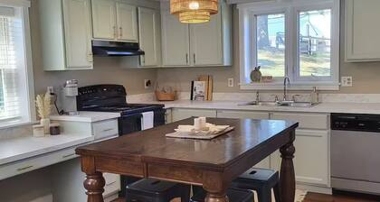 Welcoming 2-bedroom re done Spring House on a peaceful farm setting in Bernville