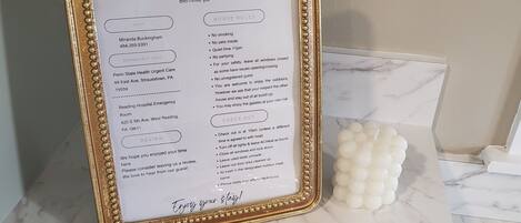 Douche, serviettes fournies, papier toilette