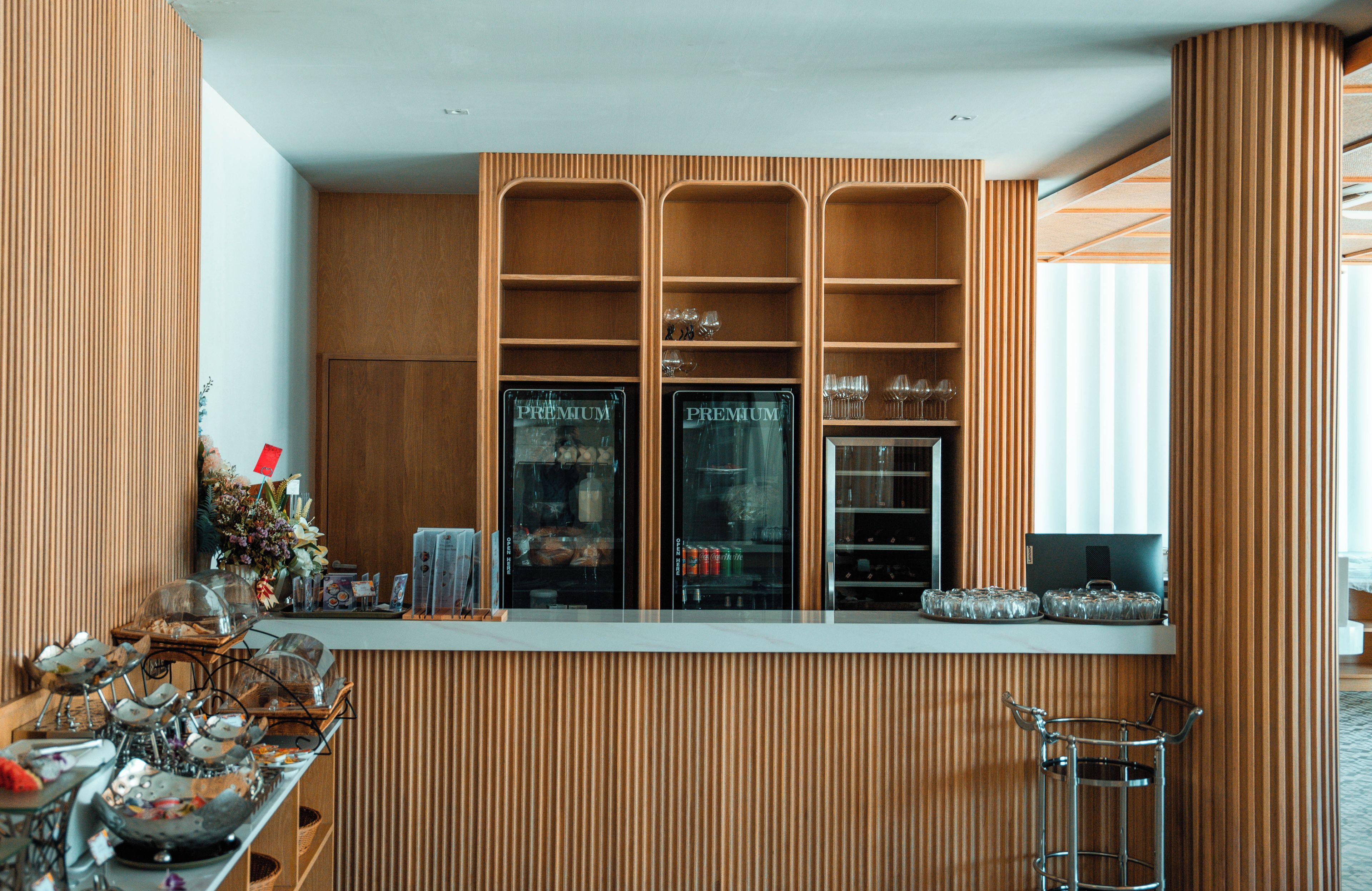 Una cocina moderna con armarios de madera, una barra y un espacio para sentarse.