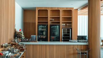 Una cocina moderna con armarios de madera, una barra y un espacio para sentarse.