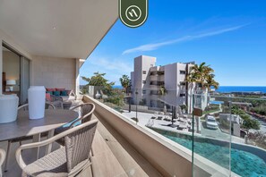 Apartamento, varias camas, balcón, vistas al mar (Velamar 200 2C) | Restaurante al aire libre